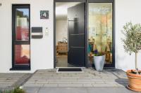 Haustür anthrazit mit Seitenteil und Fingerprint-Öffnung
