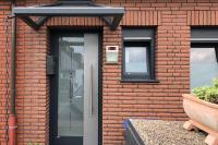 Haustür mit Glasmotiv