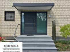 Haustür mit Seitenteilen in anthrazit mit Vordach und Beleuchtung
