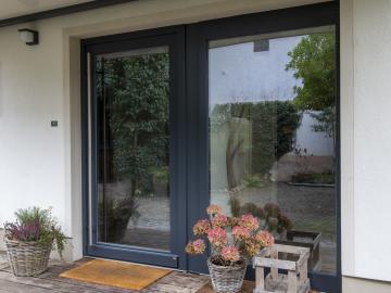 Haustür aus Glas in anthrazit