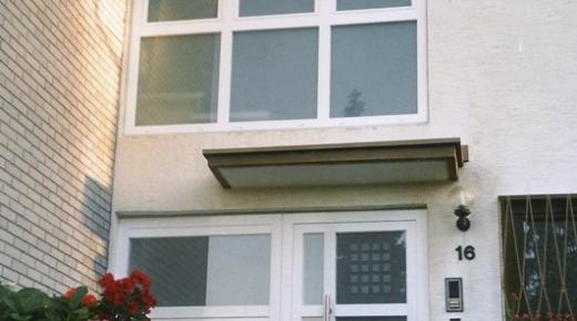 Haustür S33G mit Seitenteil, Briefkastenanlage und Fenster