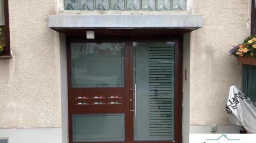 Haustür mit Seitenteil und Briefkästen (Mehrfamilienhaus)