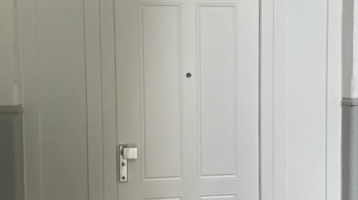 Wohnungseingangstür im Altbau