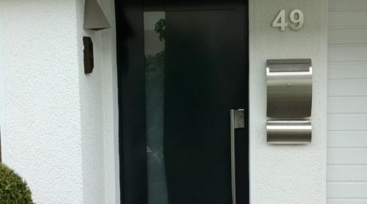 Haustür in schwarz mit Stangengriff