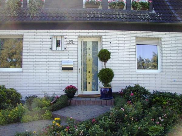 Haustür in weiß mit Edelstahl-Applikation 