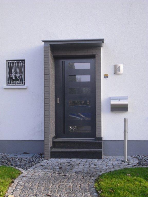 Haustür in dunkelgrau