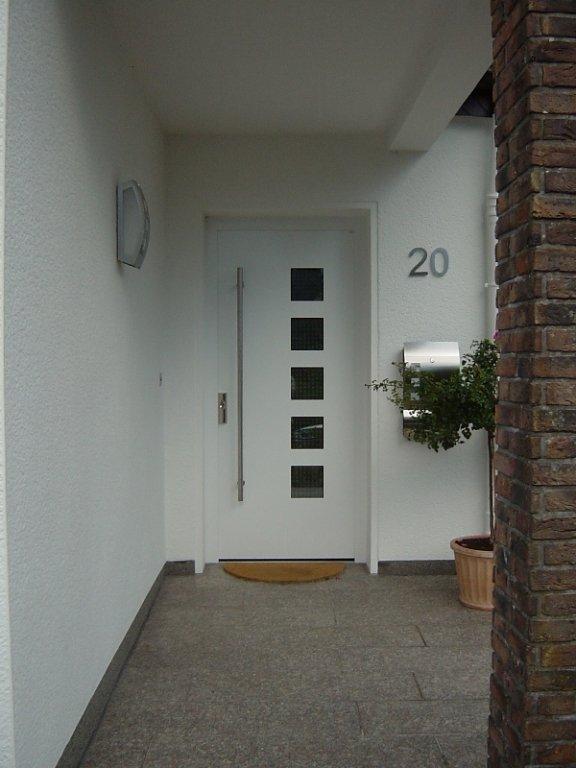 Haustür in weiß mit Stangengriff