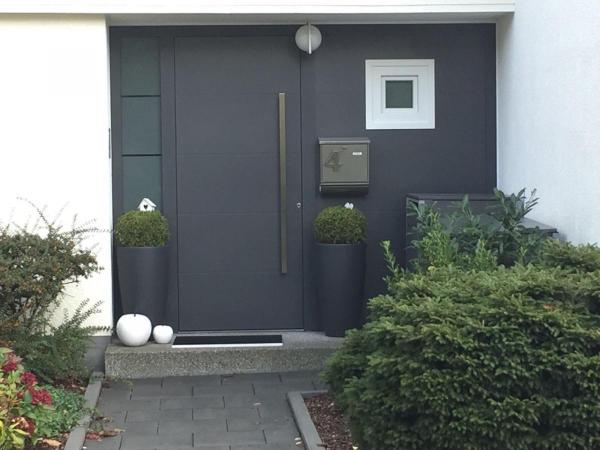 Haustür in dunkelgrau mit Seitenteil und Stangengriff