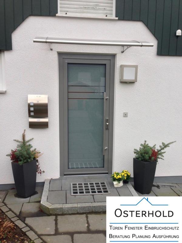 Haustür mit satinierten Glas mit klaren Linien