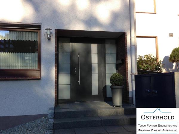 Haustür mit zwei Seitenteilen