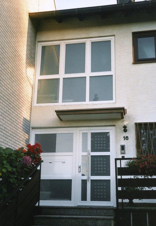 Haustür S33G mit Seitenteil, Briefkastenanlage und Fenster