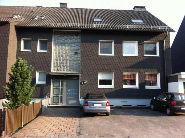 Haustür S33G mit Seitenteil (Mehrfamilienhaus) und PaX-Fenster