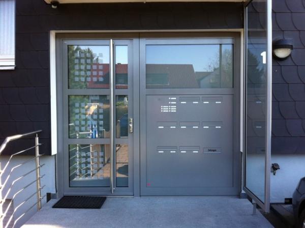 Haustür mit Briefkastenanlage