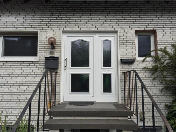 Haustür 5046 mit Seitenteil + Fenster