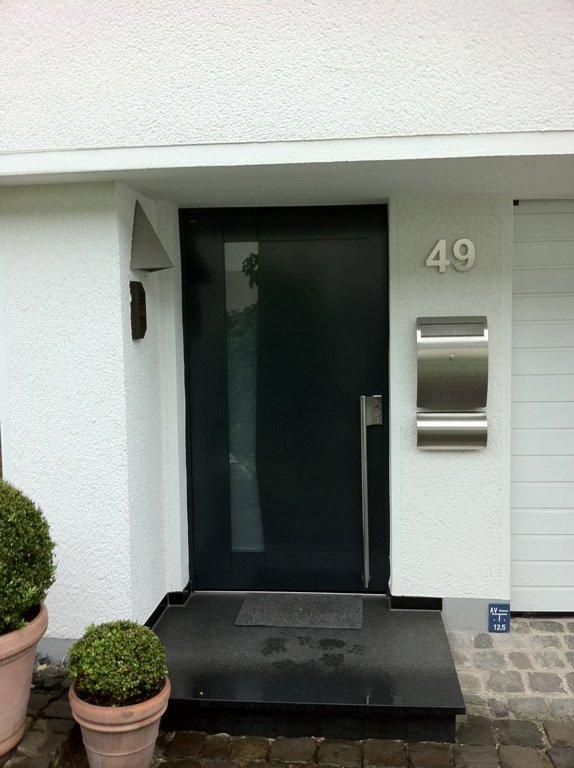 Haustür in schwarz mit Stangengriff