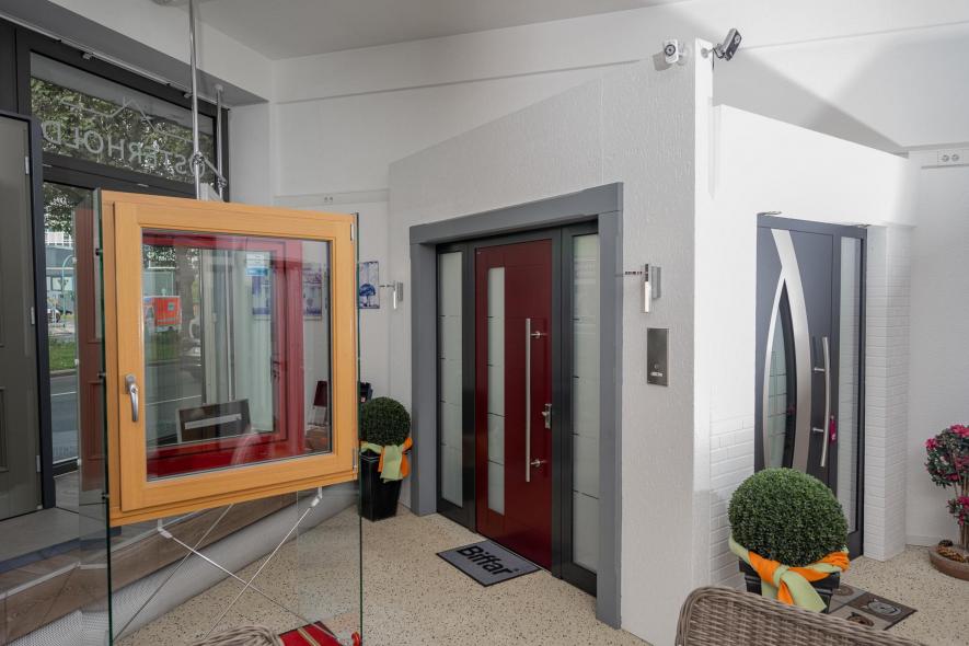 Muster von Fenstern und Haustüren in der Ausstellung bei Osterhold in Essen