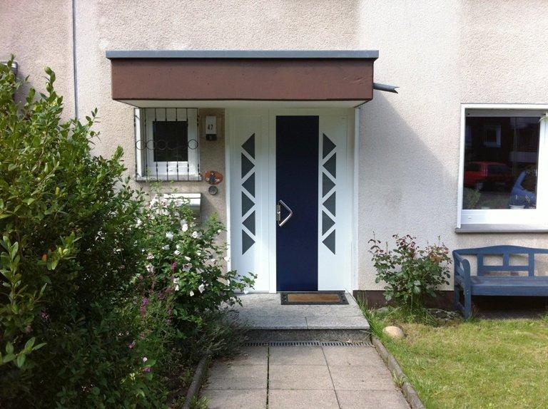 Haustür mit dreieckigen Lichtausschnitten