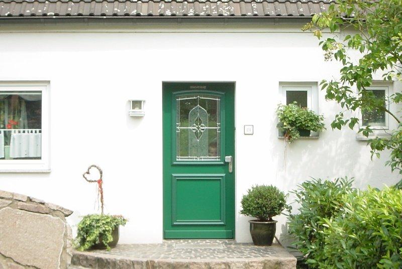 Haustür in grün mit Bleiverglasung