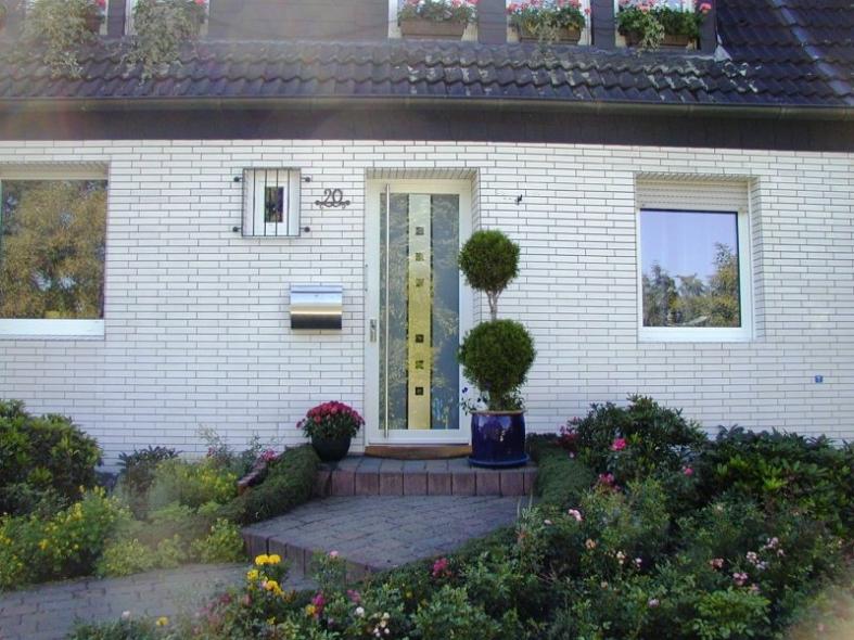 Haustür in weiß mit Edelstahl-Applikation 