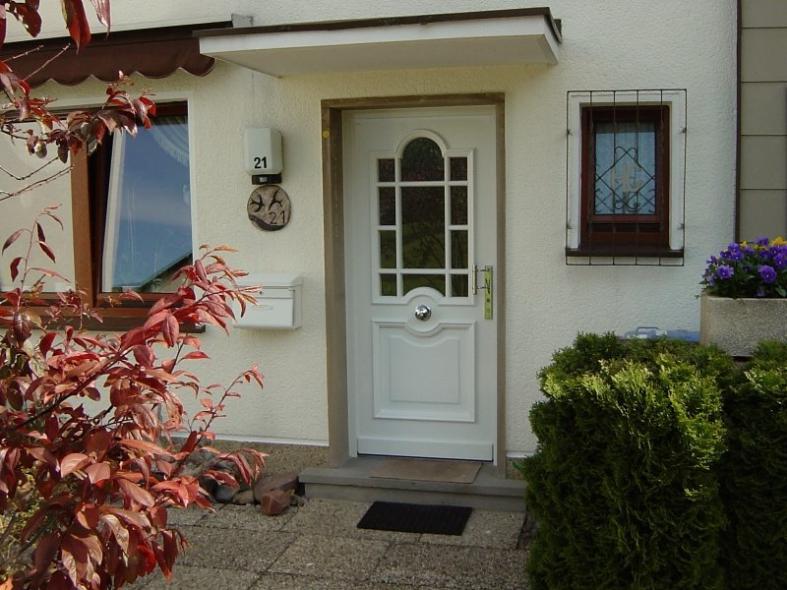 Haustür in weiß mit Sprossen