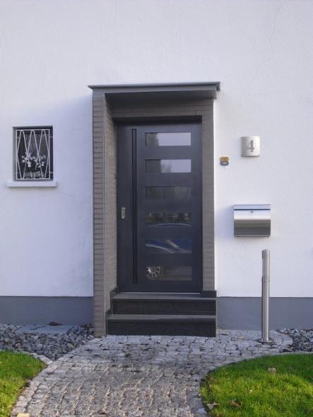 Haustür in dunkelgrau