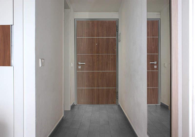 Wohnungseingangstür Innenansicht mit Edelstahl-Applikationen