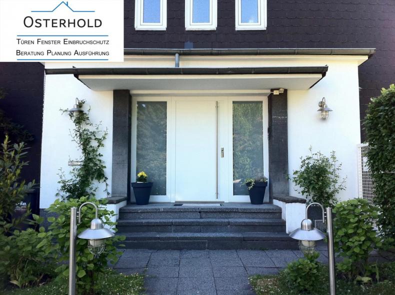 Aluminium-Haustür in weiß mit Seitenteilen