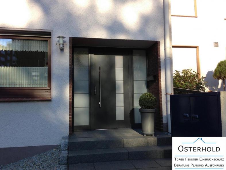 Haustür mit zwei Seitenteilen