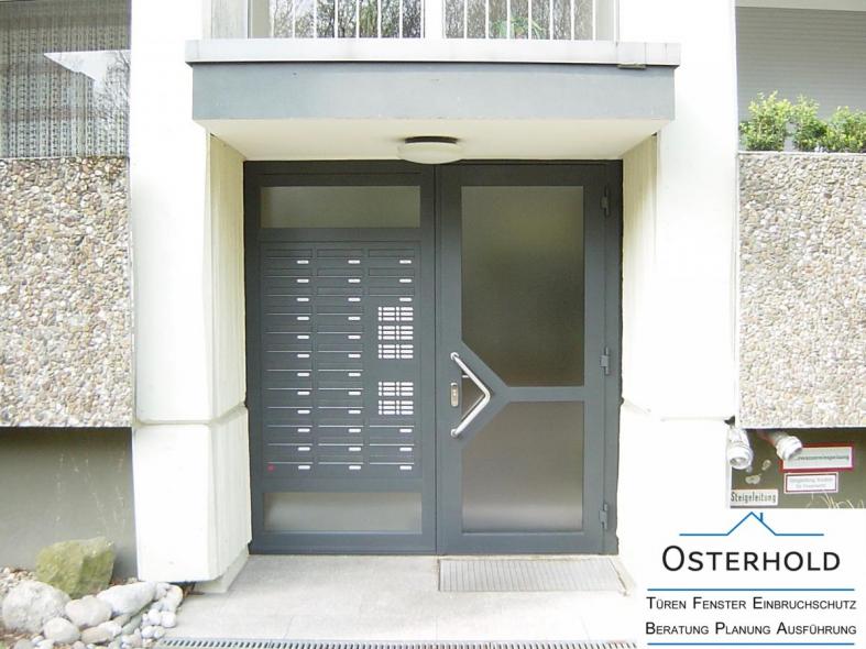 Haustür in Mehrfamilienhaus mit Briefkastenanlage