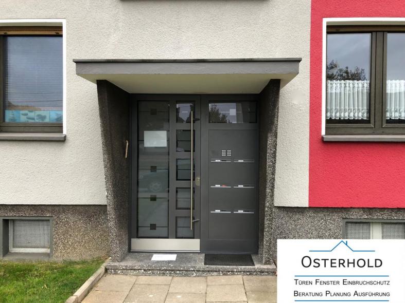 Aluminium-Haustür in Mehrfamilienhaus T130