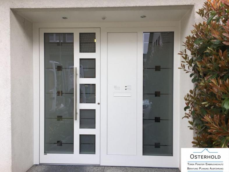 Haustür mit Seitenteil und integriertem Briefkasten