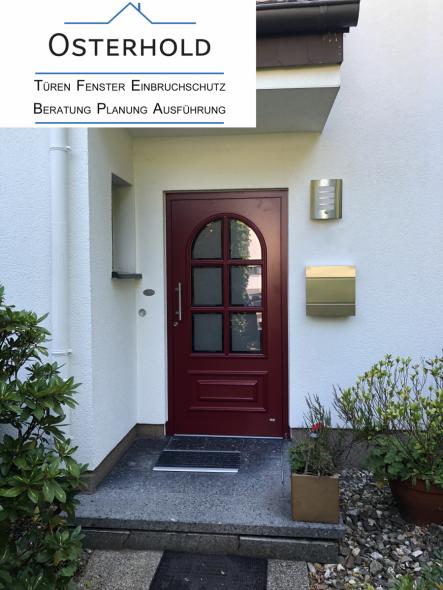 Haustür in purpurrot