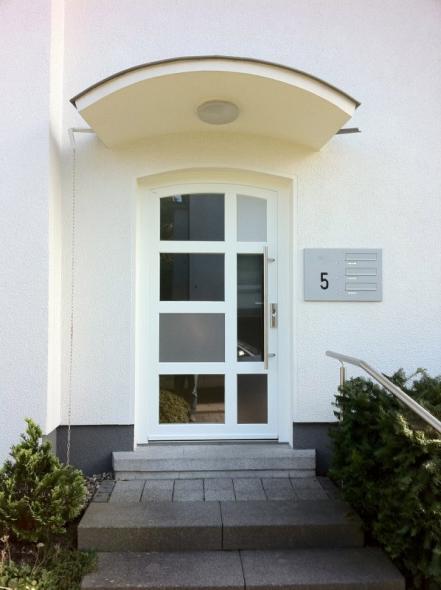 Haustür mit Segmentbogen