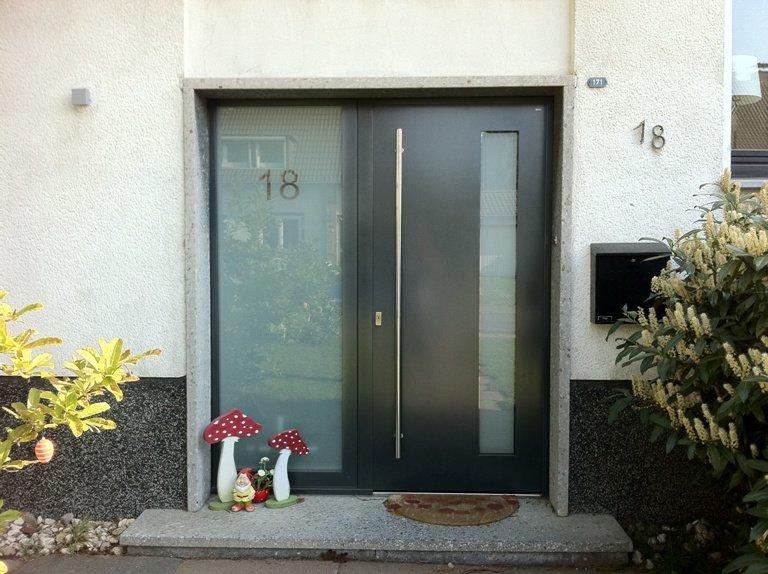 Haustür mit Milchglas-Seitenteil