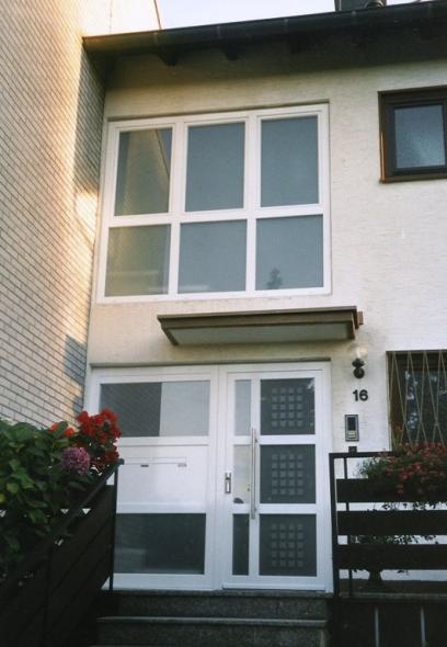Haustür S33G mit Seitenteil, Briefkastenanlage und Fenster