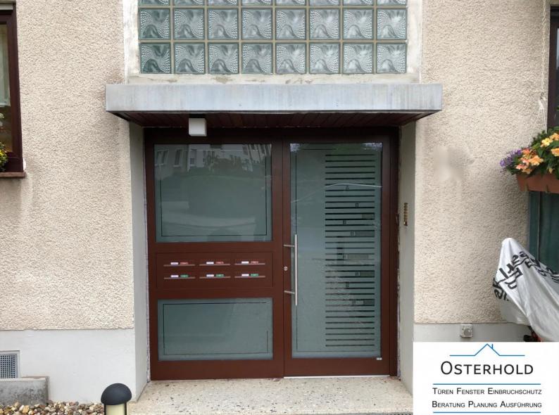 Haustür mit Seitenteil und Briefkästen (Mehrfamilienhaus)